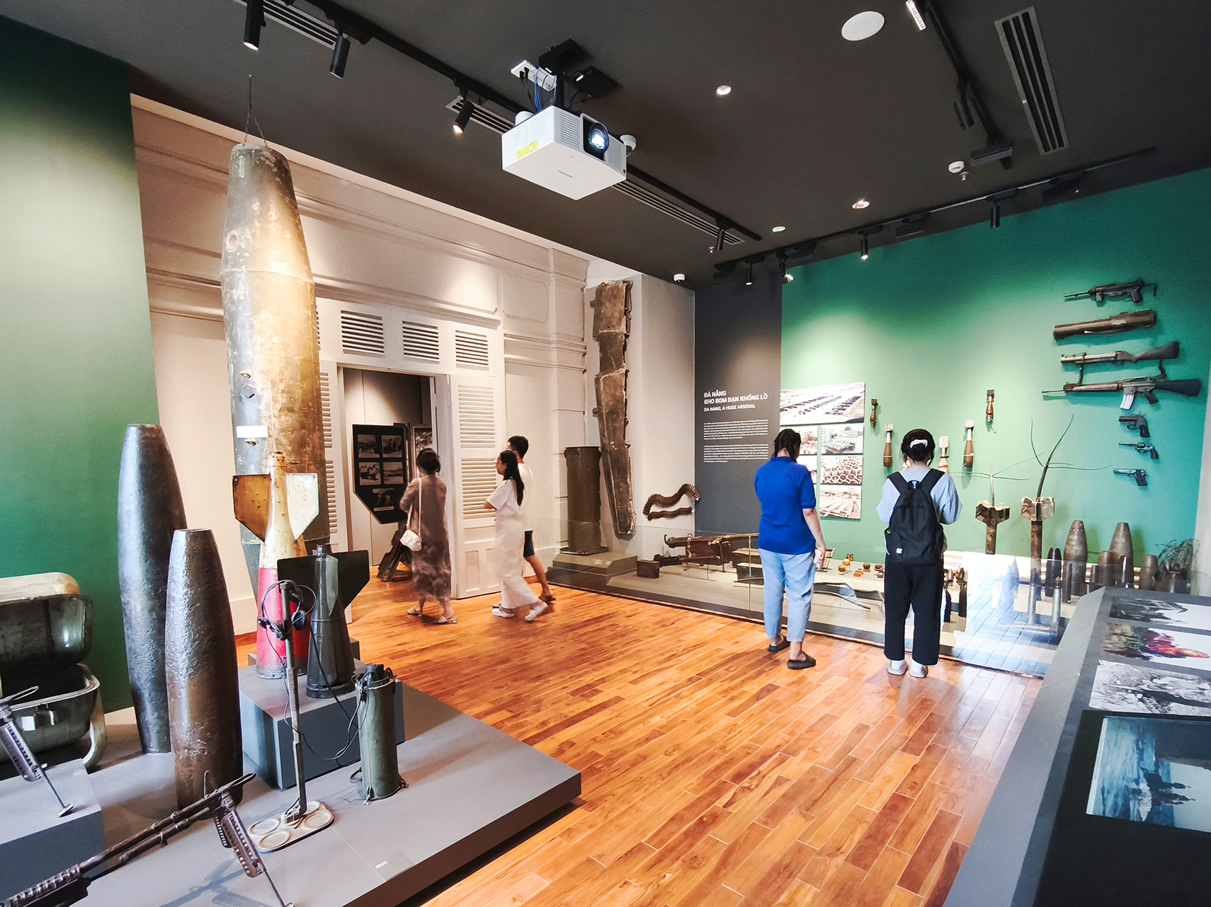 Kh&ocirc;ng gian trưng b&agrave;y c&aacute;c hiện vật thời kỳ kh&aacute;ng chiến chống Mỹ. Ảnh: Quang Hiếu