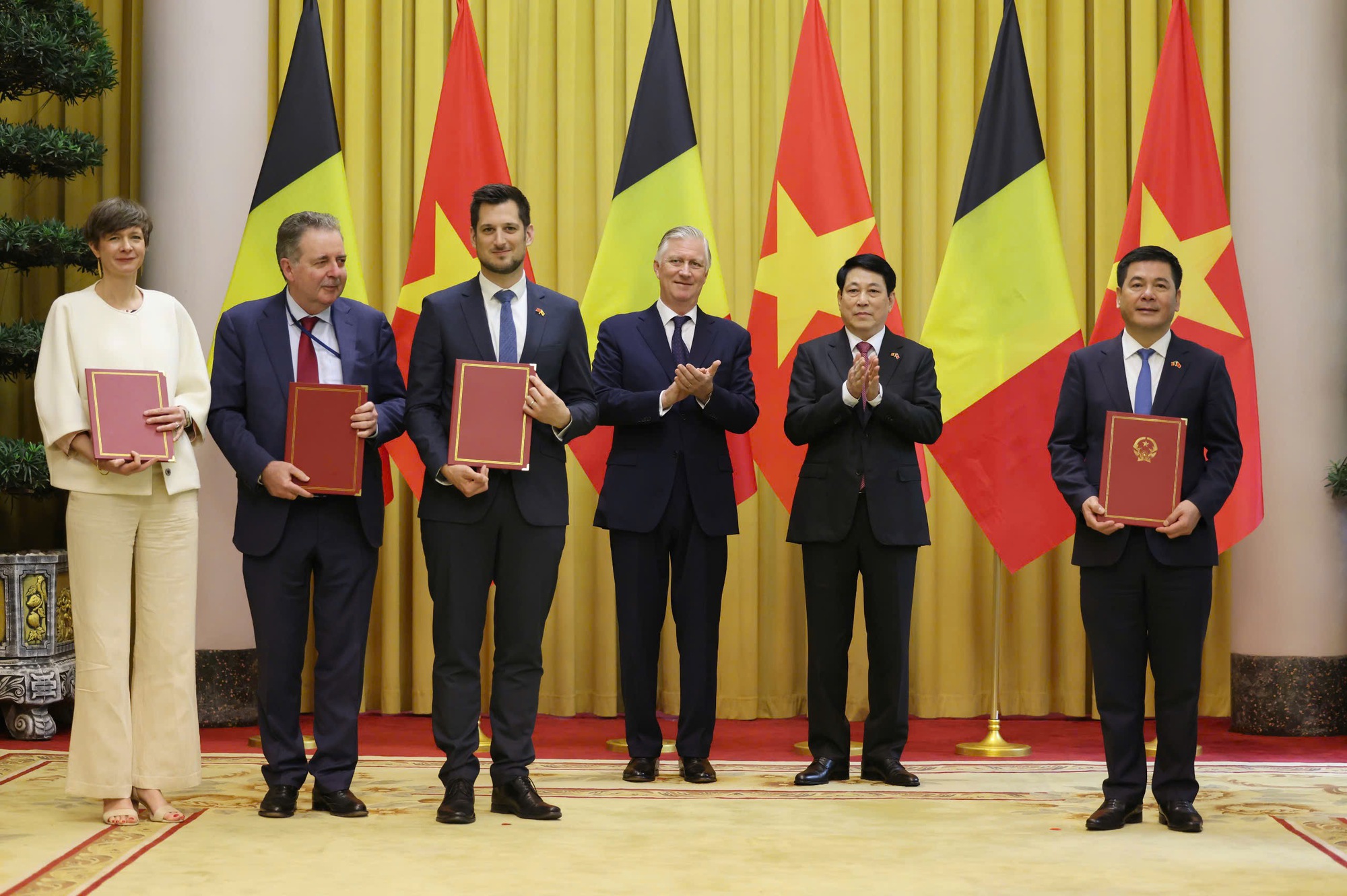 Chủ tịch nước Lương Cường và Nhà vua Bỉ Philippe chứng kiến Bộ trưởng Bộ Công Thương Nguyễn Hồng Diên cùng Bộ trưởng, Thủ hiển Vùng Thủ đô Brussels Rudi Vervoort; Bộ trưởng, Thủ hiến Vùng Wallonie Adrien Dolimont và Bộ trưởng Vùng Flanders phụ trách Brussels và Báo chí của Bỉ Cieltje Van Achter trao đổi Biên bản ghi nhớ giữa Cục Xúc tiến Thương mại Việt Nam và Cơ quan Đầu tư và Thương mại Flanders, Cơ quan Xúc tiến Đầu tư - Xuất khẩu Wallonie và Cơ quan Hỗ trợ Doanh nghiệp Brussels - Ảnh: VGP