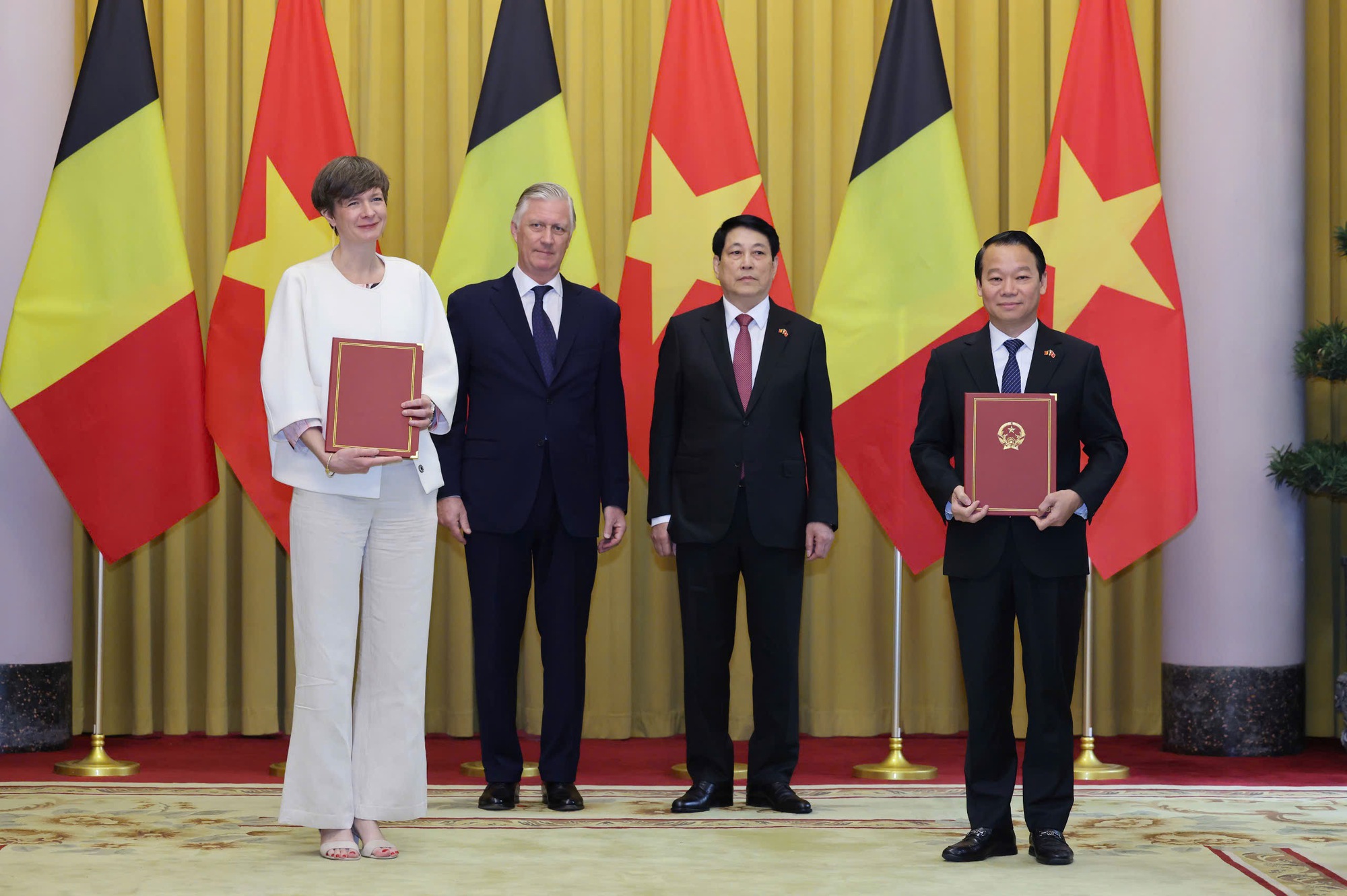 Chủ tịch nước Lương Cường và Nhà vua Bỉ Philippe chứng kiến Bộ trưởng Bộ Nông nghiệp và Môi trường Đỗ Đức Duy và Bộ trưởng Vùng Flanders phụ trách Brussels và Báo chí của Bỉ Cieltje Van Achter trao đổi Biên bản ghi nhớ hợp tác giữa Viện Khoa học Khí tượng thủy văn và biến đổi khí hậu, Bộ Nông nghiệp và Môi trường và Tổ chức Nghiên cứu Công nghệ Vùng Flanders - Ảnh: VGP