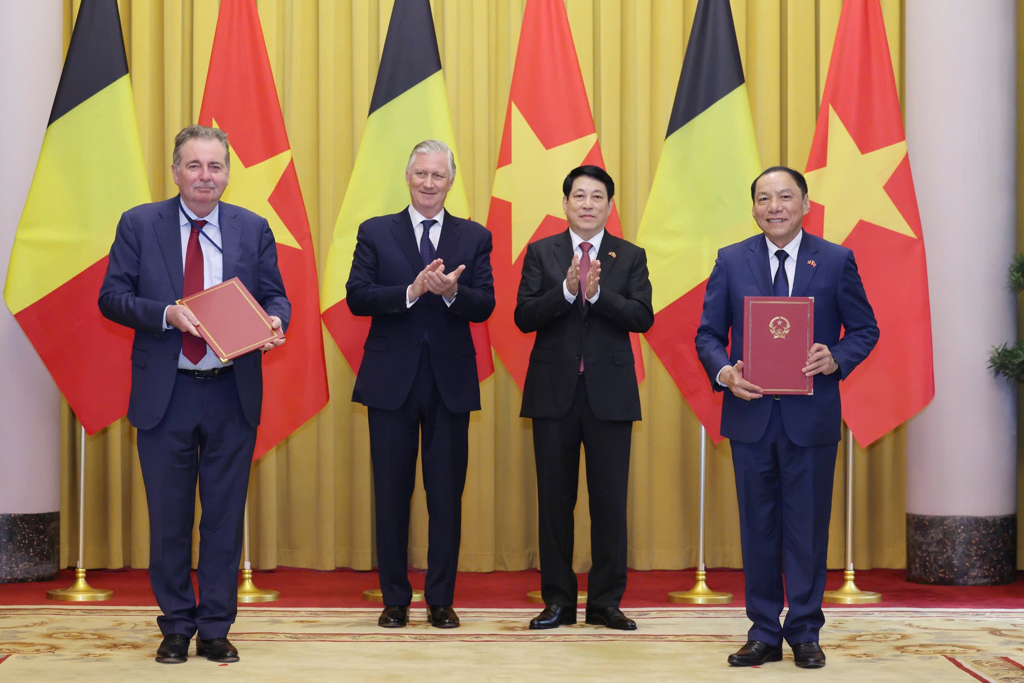 Chủ tịch nước Lương Cường v&agrave; Nh&agrave; vua Bỉ Philippe chứng kiến Bộ trưởng Bộ Văn h&oacute;a, Thể thao v&agrave; Du lịch Nguyễn Văn H&ugrave;ng v&agrave; Bộ trưởng, Thủ hiến V&ugrave;ng Thủ đ&ocirc; Brussels Rudi Vervoort trao đổi văn kiện Chương tr&igrave;nh hợp t&aacute;c giai đoạn 2025 &ndash; 2027 giữa Bộ Văn h&oacute;a, Thể thao v&agrave; Du lịch Việt Nam v&agrave; V&ugrave;ng Thủ đ&ocirc; Brussels - Ảnh: VGP