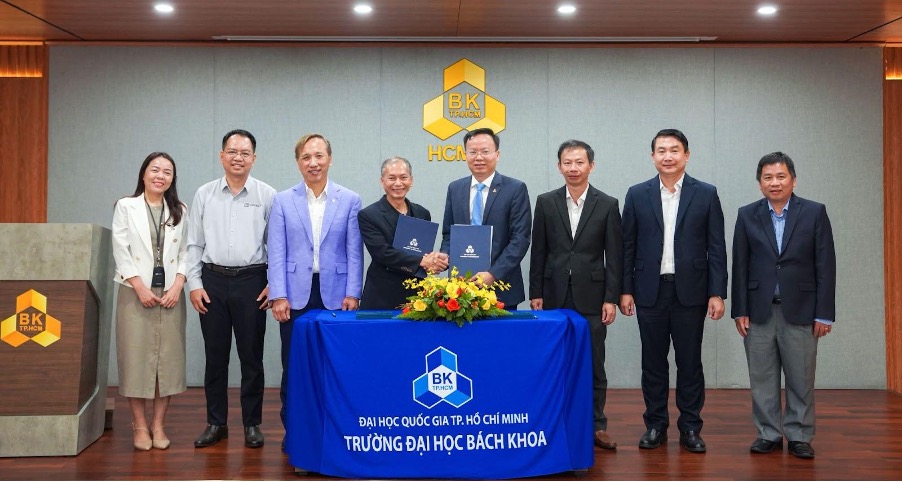 TS. Mai Thanh Phong, Hiệu trưởng trường đại học bách khoa TP.HCM  và TS. Lê Quang Đạm, Tổng Giám đốc Marvell Việt Nam đại diện hai bên ký kết MOU.