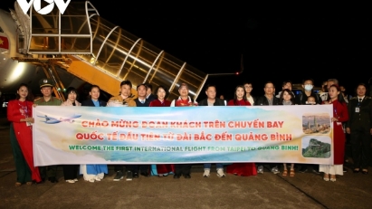 Quang Binh welcomes the first international flight 