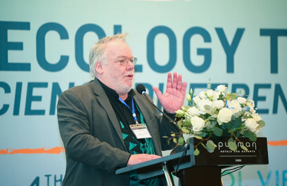 Tiến sĩ Fergus Sinclair: 