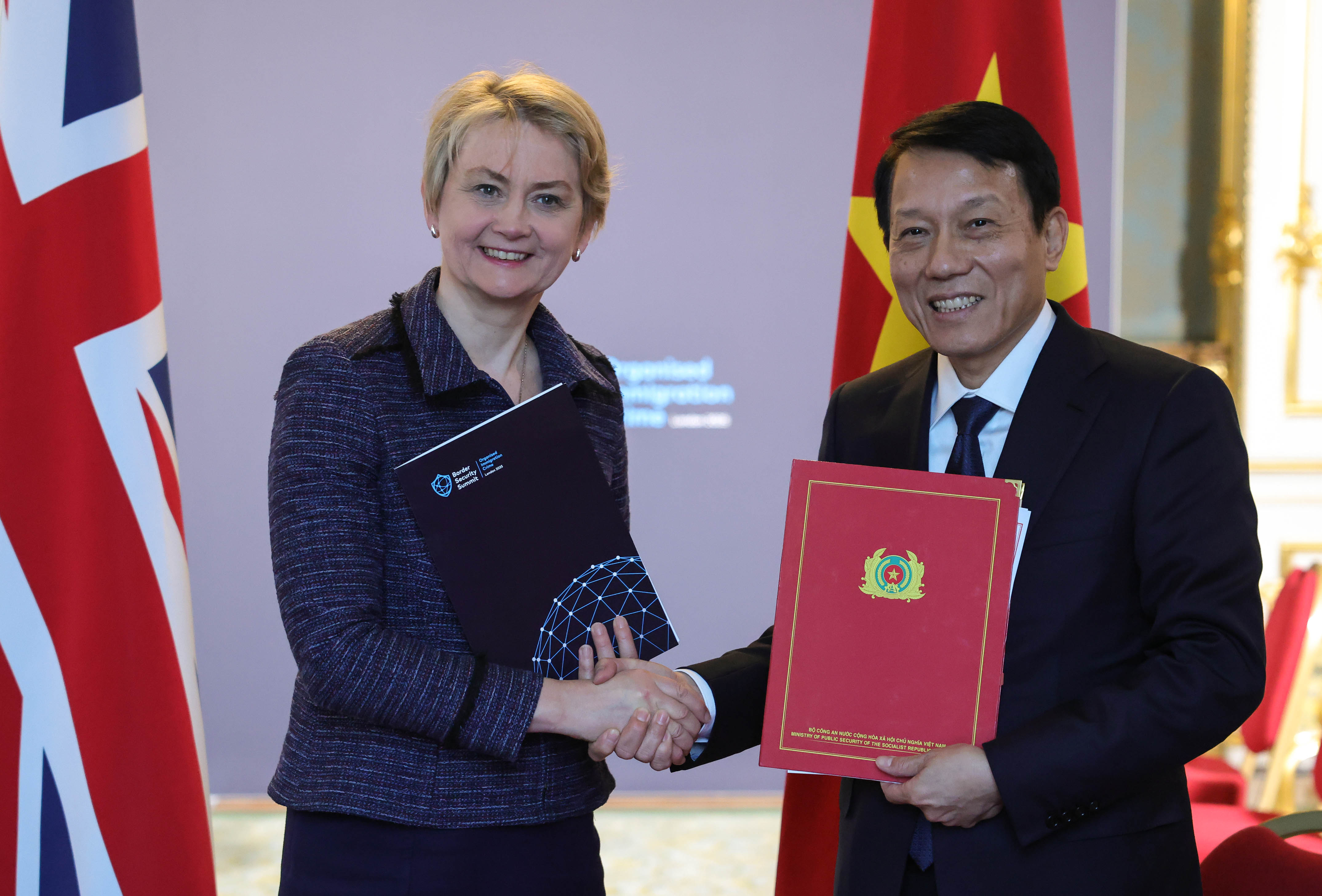 Bộ trưởng Bộ Công an Việt Nam Lương Tam Quang và Bộ trưởng Bộ Nội vụ Anh Yvette Cooper ký kết Kế hoạch hành động chung. Ảnh: Đại sứ quán Anh.