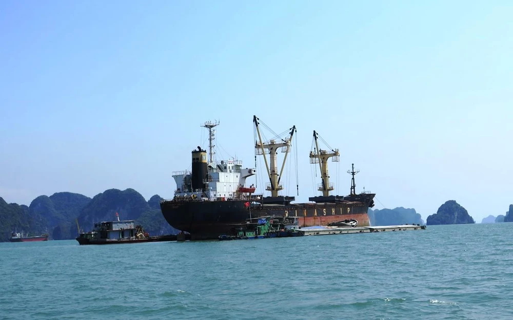 Tàu sông pha biển VR-SB có lợi thế vào sâu trong các cảng nội địa, đồng thời mang tính giá trị kinh tế cao cả về chi phí đóng tàu và đầu tư cầu cảng. Ảnh: Việt Hùng