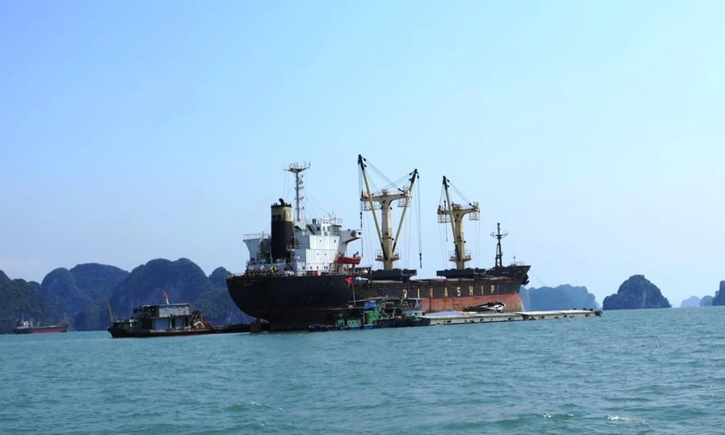 Tàu sông pha biển VR-SB có lợi thế vào sâu trong các cảng nội địa, đồng thời mang tính giá trị kinh tế cao cả về chi phí đóng tàu và đầu tư cầu cảng. Ảnh: Việt Hùng