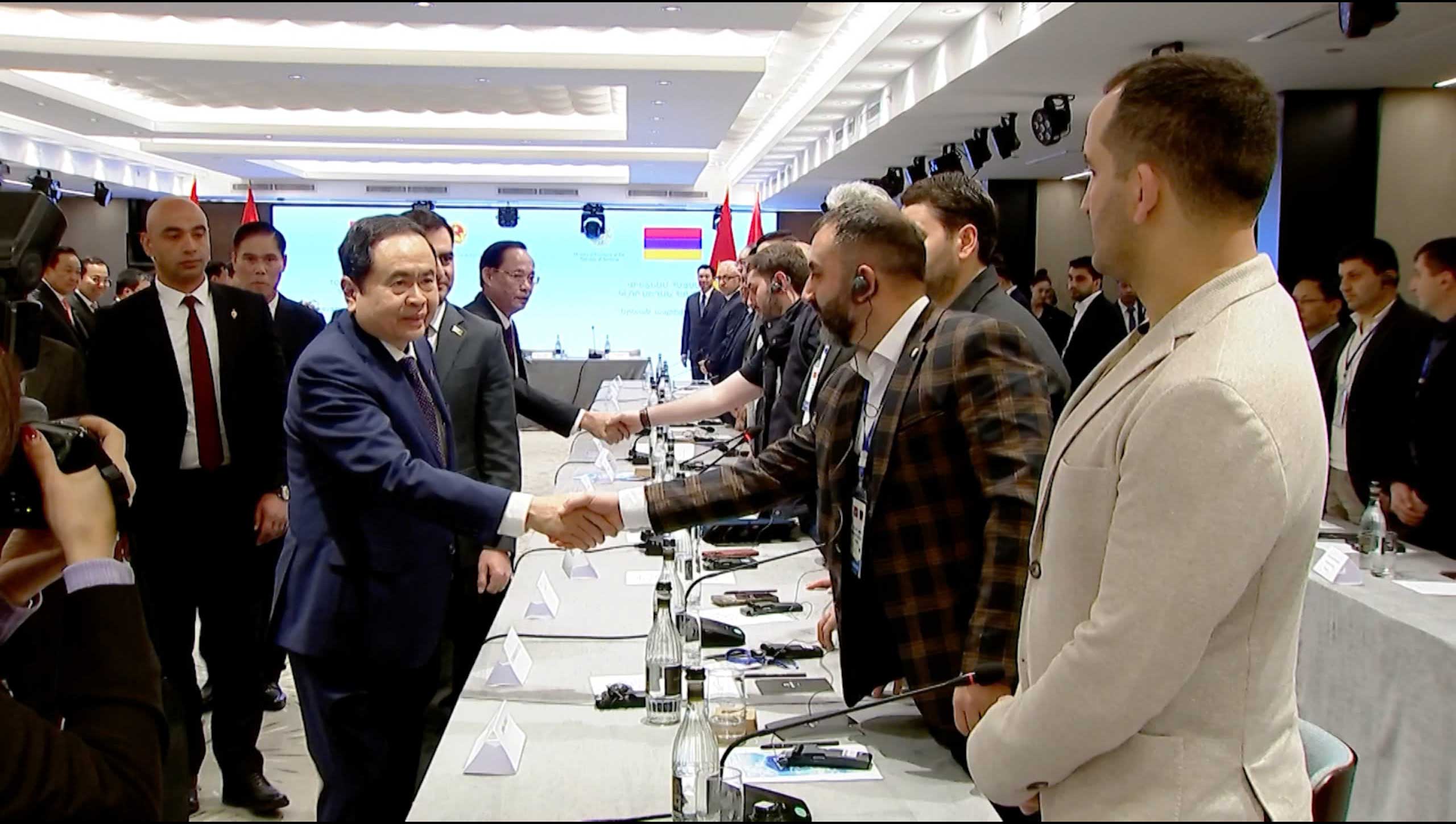 Chủ tịch Quốc hội bắt tay c&aacute;c đại biểu dự tọa đ&agrave;m - Ảnh: Quochoi.vn