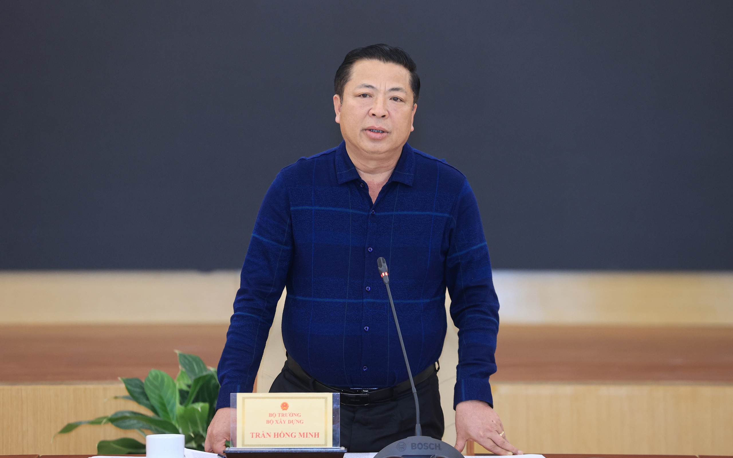 Bộ trưởng Trần Hồng Minh phát biểu tại phiên họp. Ảnh: Tạ Hải.