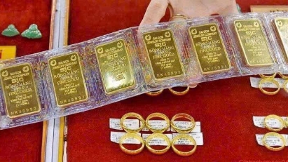 Domestic gold price drops after hitting historic high