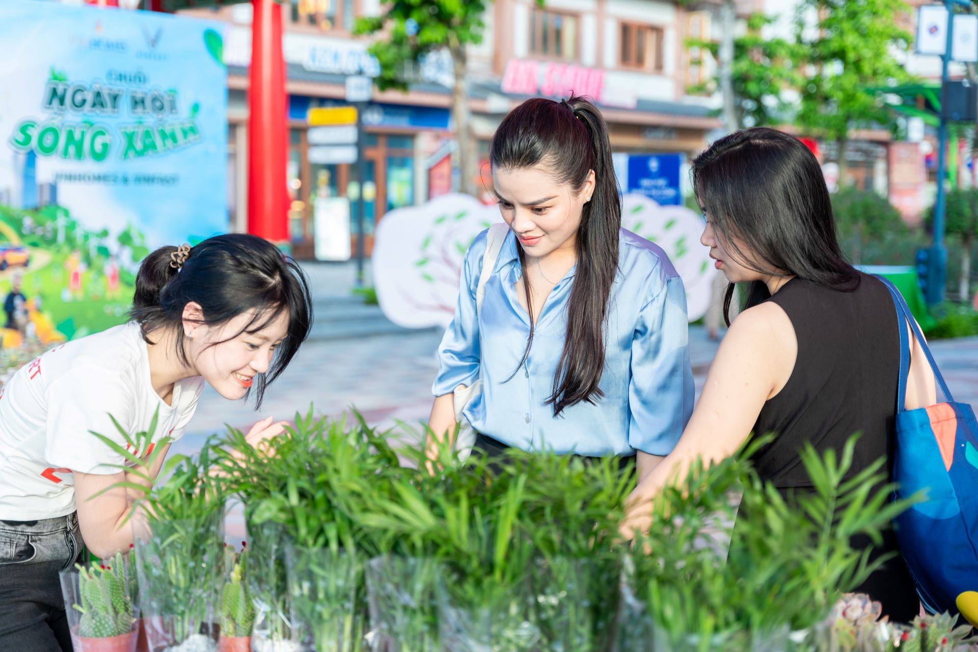 Với các hoạt động đa dạng như đổi đồ cũ lấy quà, workshop trồng cây xanh,… Vingroup mong muốn thúc đẩy lối sống xanh từ bên trong hệ sinh thái cho đến ngoài cộng đồng.