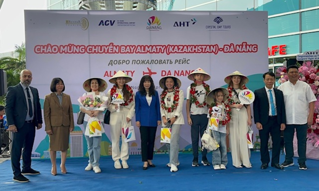 Giám đốc Sở Du lịch Đà Nẵng Trương Thị Hồng Hạnh(áo xanh đứng giữa) đón những vị khách đầu tiên đến từ Kazakhstan trên chuyến bay trực tiếp sáng ngày 2/3/2025. Ảnh Ngô Anh Văn