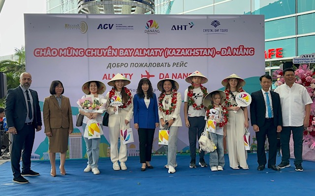Giám đốc Sở Du lịch Đà Nẵng Trương Thị Hồng Hạnh(áo xanh đứng giữa) đón những vị khách đầu tiên đến từ Kazakhstan trên chuyến bay trực tiếp sáng ngày 2/3/2025. Ảnh Ngô Anh Văn
