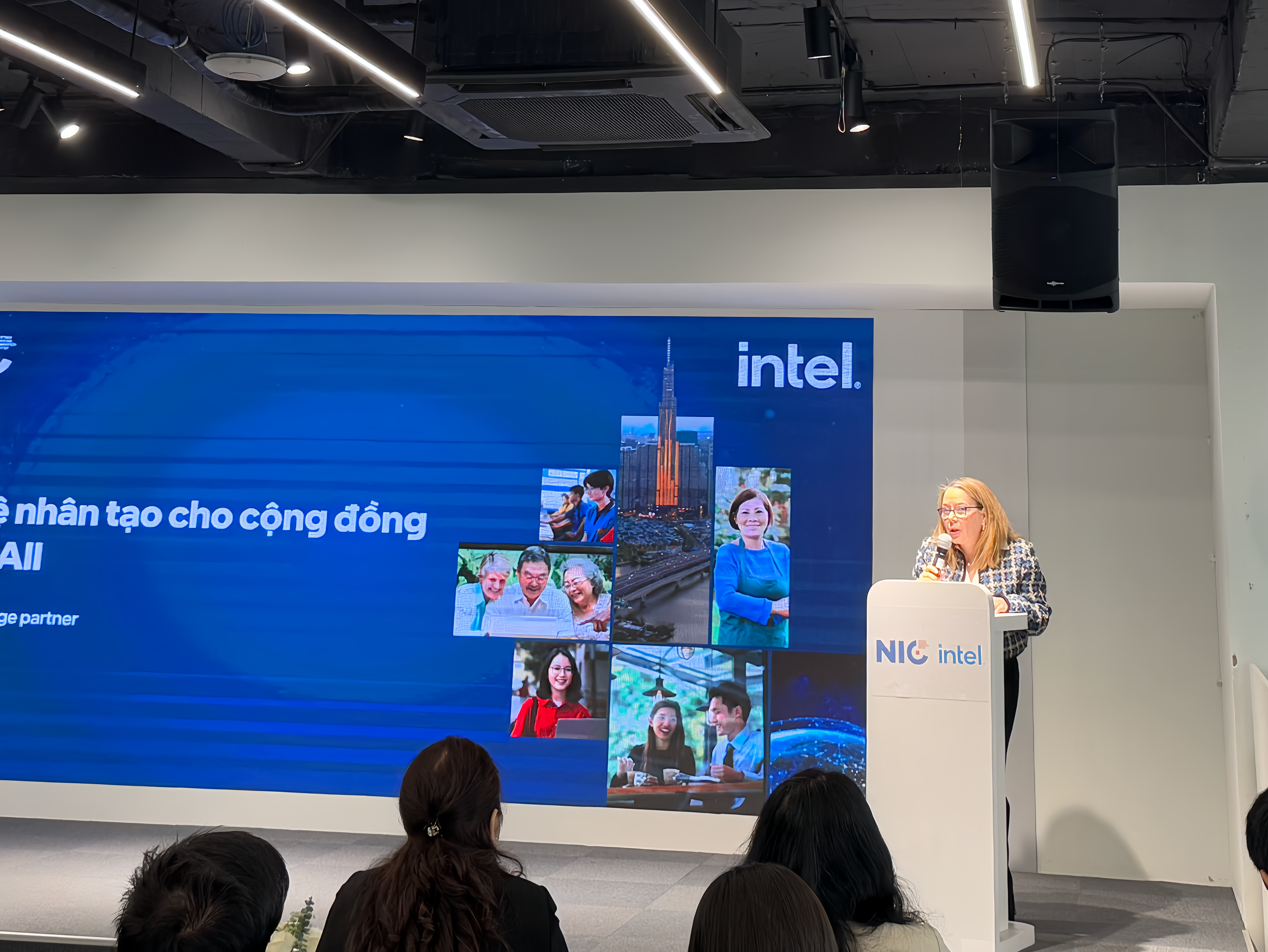 Ms. Sarah Kemp, Vice President, International Government Affairs for Intel. speaks at the event. (Photo: Phuong Hoa)