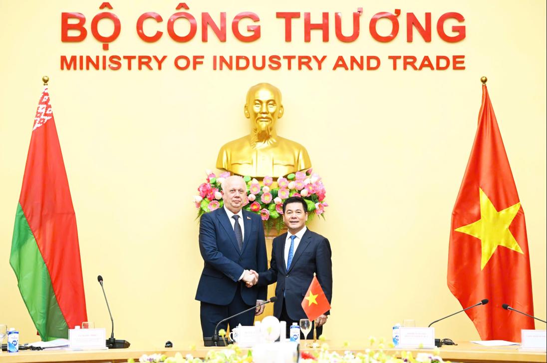 Bộ trưởng Công Thương Việt Nam Nguyễn Hồng Diên và Phó Thủ tướng Chính phủ Cộng hòa Belarus Anatoly Sivak.