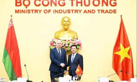 Bộ trưởng Công Thương Việt Nam Nguyễn Hồng Diên và Phó Thủ tướng Chính phủ Cộng hòa Belarus Anatoly Sivak.