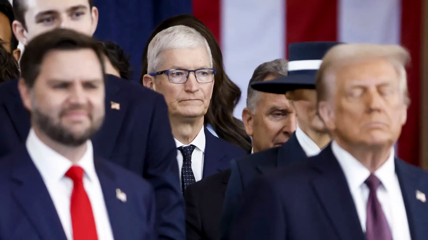 Apple dẫn đầu làn sóng lao dốc này do có nhiều cơ sở sản xuất ở Trung Quốc và các nước châu Á khác.