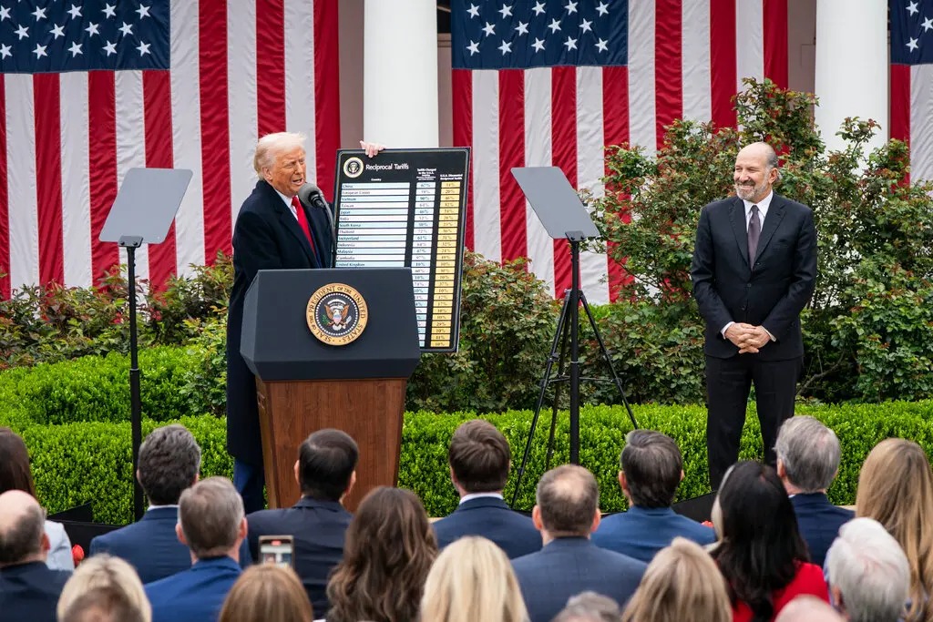 Tổng thống Donald Trump đã trình bày bản phác thảo thuế quan của mình tại Nhà Trắng vào thứ Tư (2/4), dưới sự chứng kiến ​​của Howard Lutnick, Bộ trưởng Thương mại Hoa Kỳ. Ảnh: New York Times