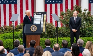 Tổng thống Donald Trump đã trình bày bản phác thảo thuế quan của mình tại Nhà Trắng vào thứ Tư (2/4), dưới sự chứng kiến ​​của Howard Lutnick, Bộ trưởng Thương mại Hoa Kỳ. Ảnh: New York Times