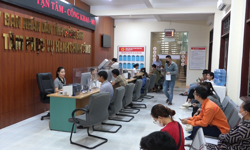 Người dân đến giao dịch tại Trung tâm Phục vụ hành chính công tỉnh Quảng Bình