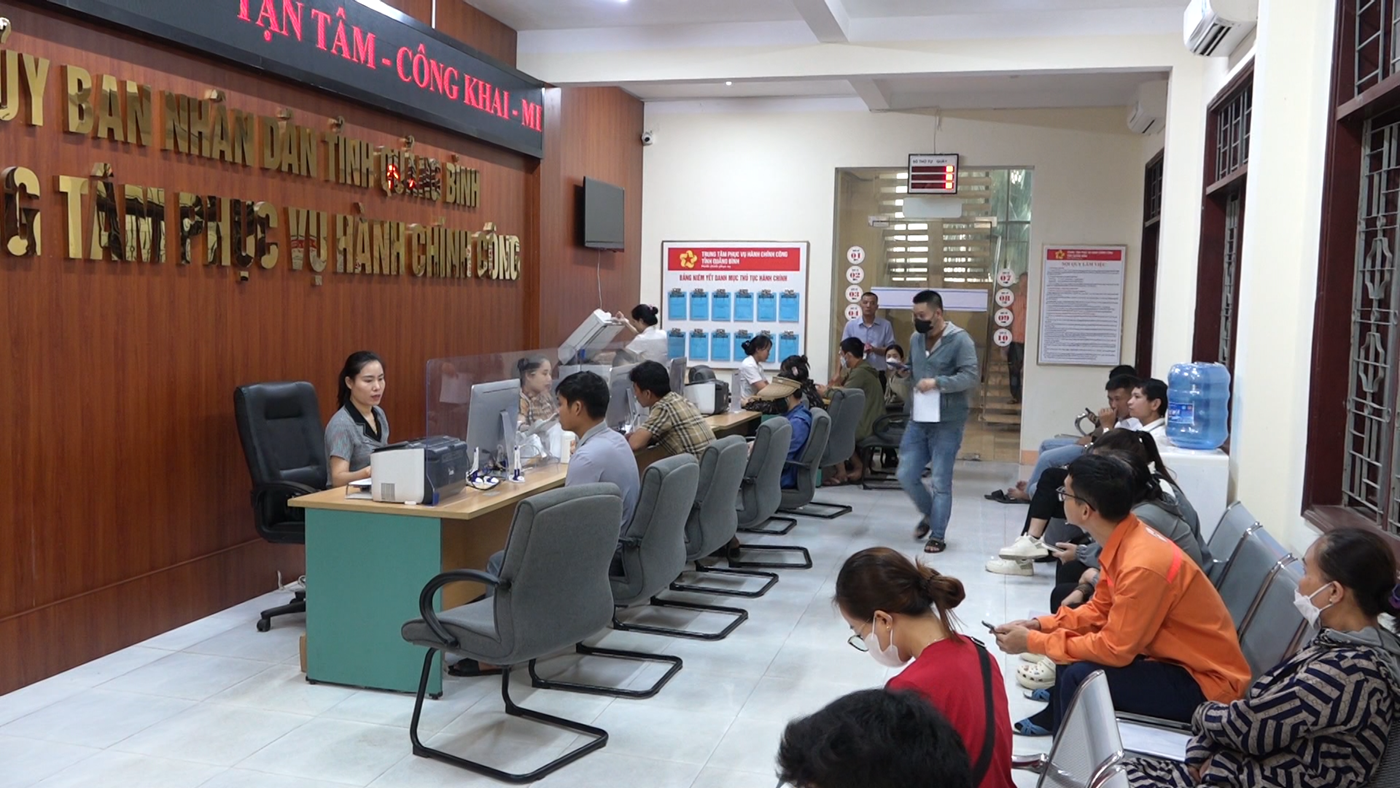 Người dân đến giao dịch tại Trung tâm Phục vụ hành chính công tỉnh Quảng Bình