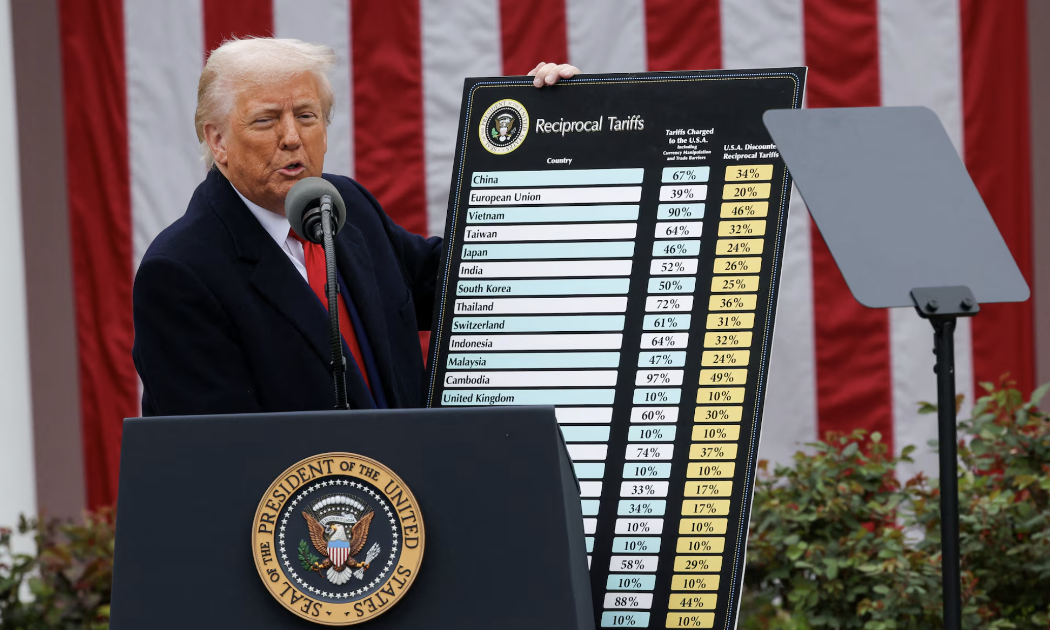 Tổng thống Mỹ Donald Trump công bố thuế quan có đi có lại vào ngày 2/4 tại Nhà Trắng - Ảnh: Reuters.