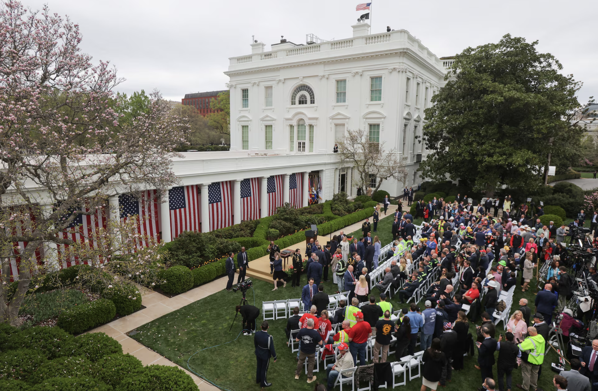 Sự kiện công bố thuế đối ứng của ông Trump tại Vườn Hồng, Nhà Trắng ngày 2/4 - Ảnh: Reuters.