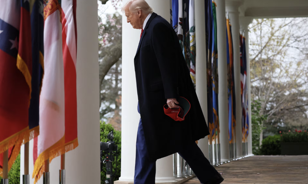 Tổng thống Mỹ Donald Trump xuất hiện tại sự kiện công bố thuế quan có đi có lại ở Vườn Hồng, Nhà Trắng ngày 2/4 - Ảnh: Reuters.