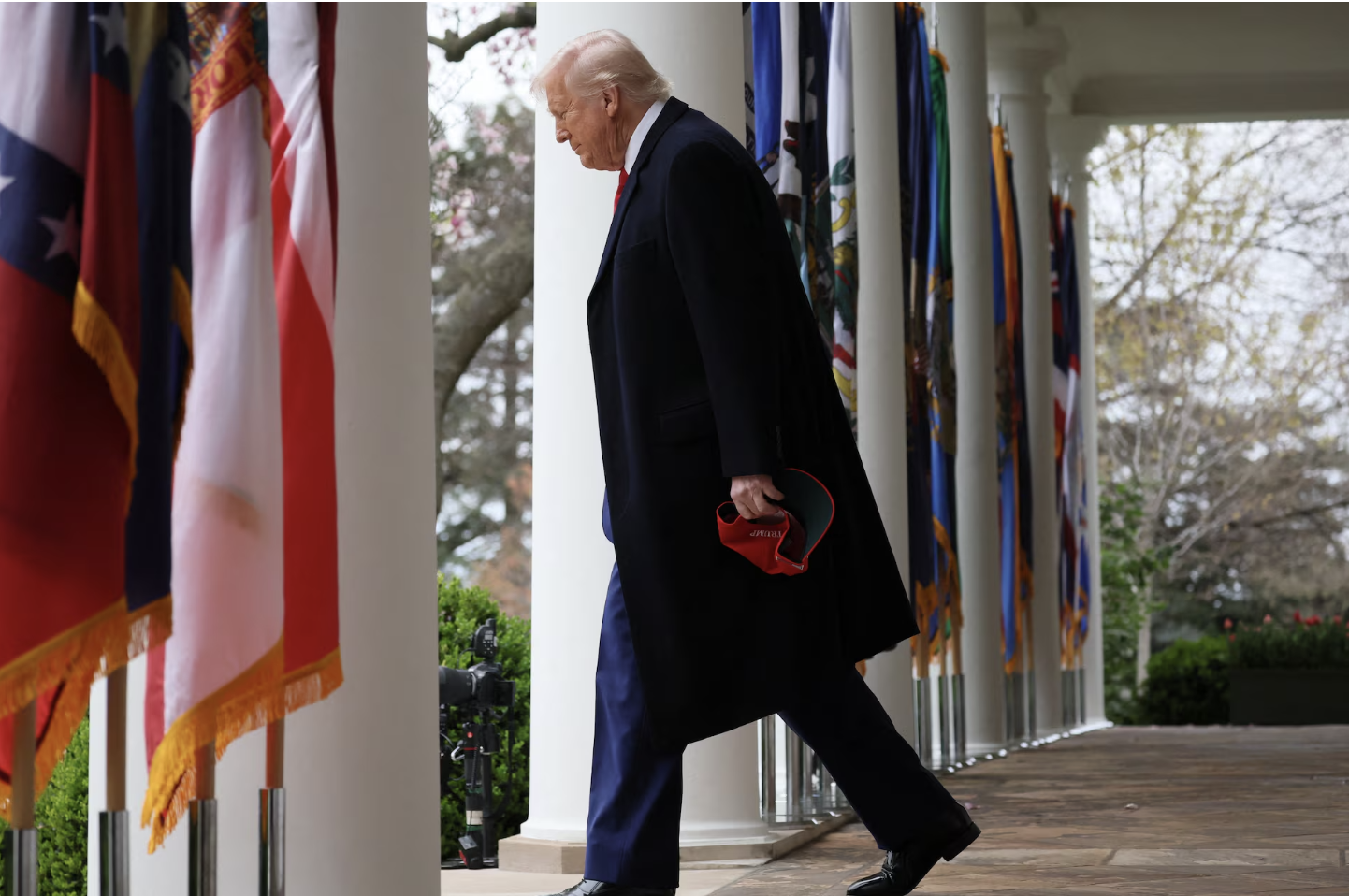 Tổng thống Mỹ Donald Trump xuất hiện tại sự kiện công bố thuế quan có đi có lại ở Vườn Hồng, Nhà Trắng ngày 2/4 - Ảnh: Reuters.