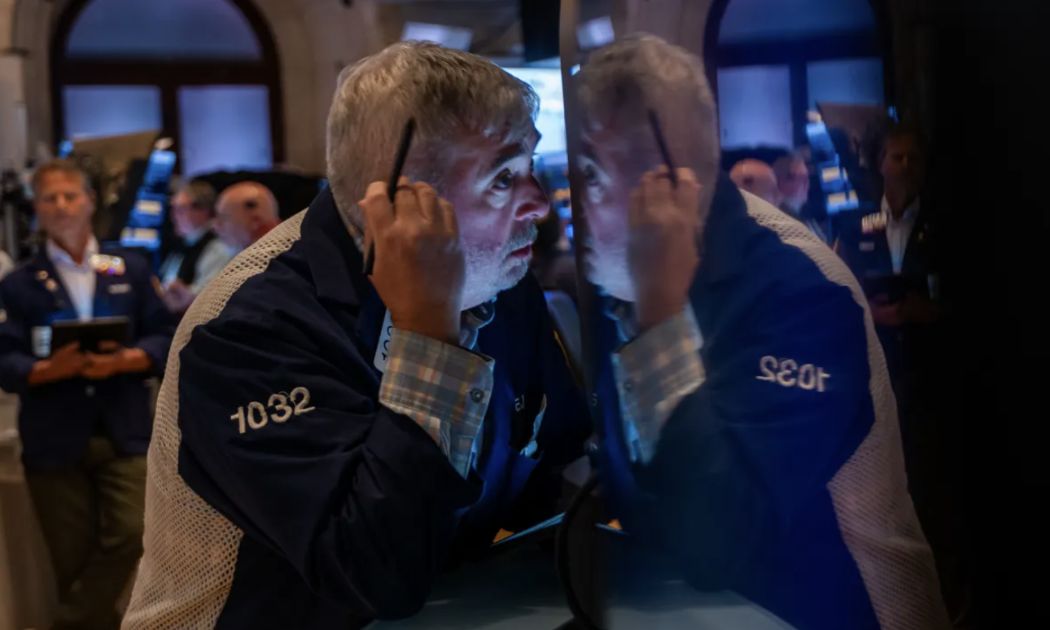 Các nhà giao dịch chứng khoán trên sàn NYSE ở New York sau phiên chính thức ngày 2/4 và trước khi Tổng thống Donald Trump công bố thuế quan đối ứng - Ảnh: Getty/CNBC. 