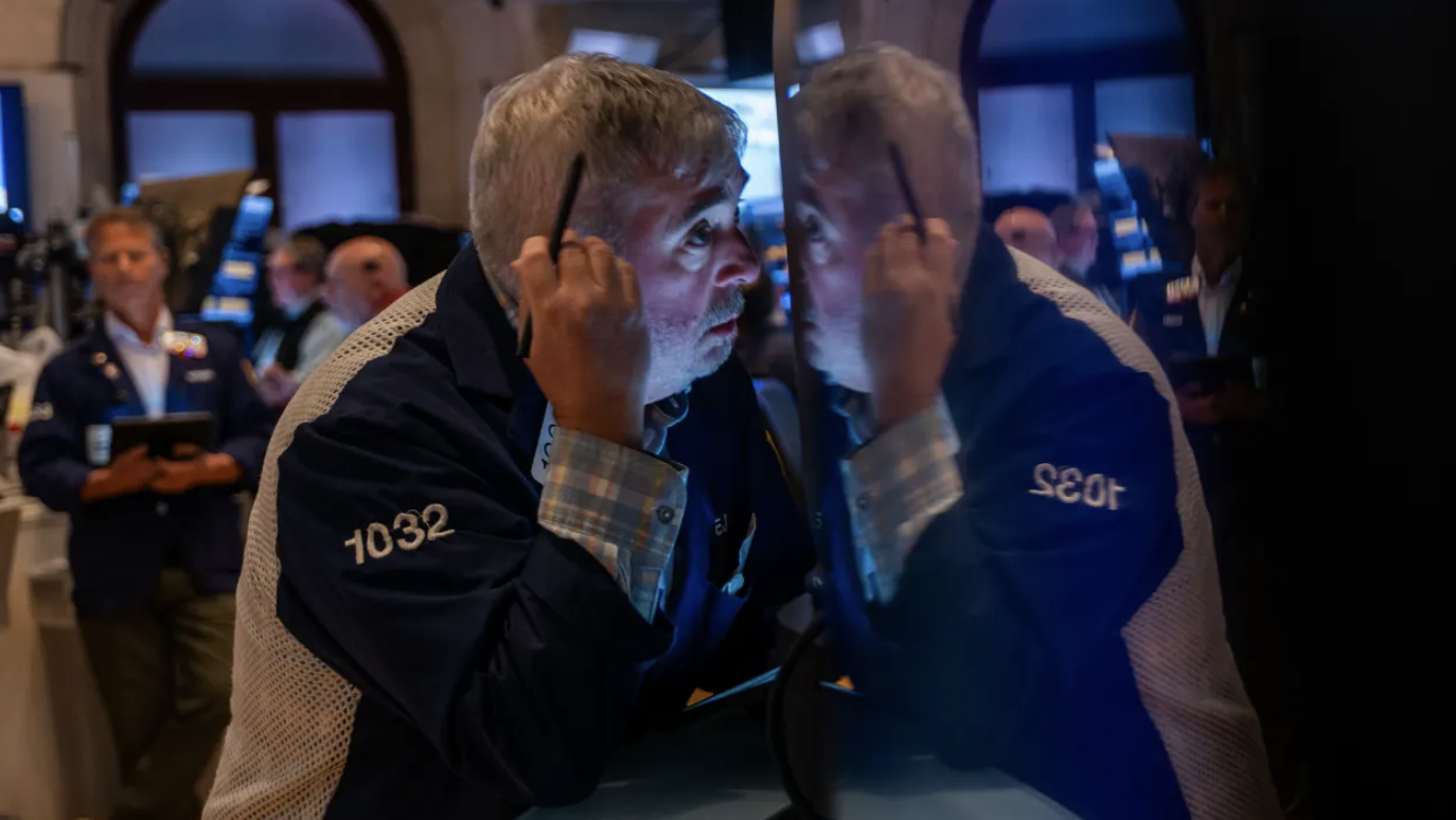 Các nhà giao dịch chứng khoán trên sàn NYSE ở New York sau phiên chính thức ngày 2/4 và trước khi Tổng thống Donald Trump công bố thuế quan đối ứng - Ảnh: Getty/CNBC. 