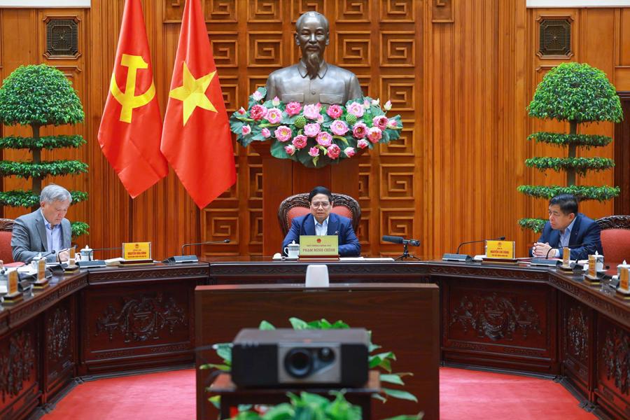 Prime Minister Pham Minh Chinh chairs a cabinet meeting in Hanoi on April 3 to discuss response measures following the US announcement of new universal tariff. 