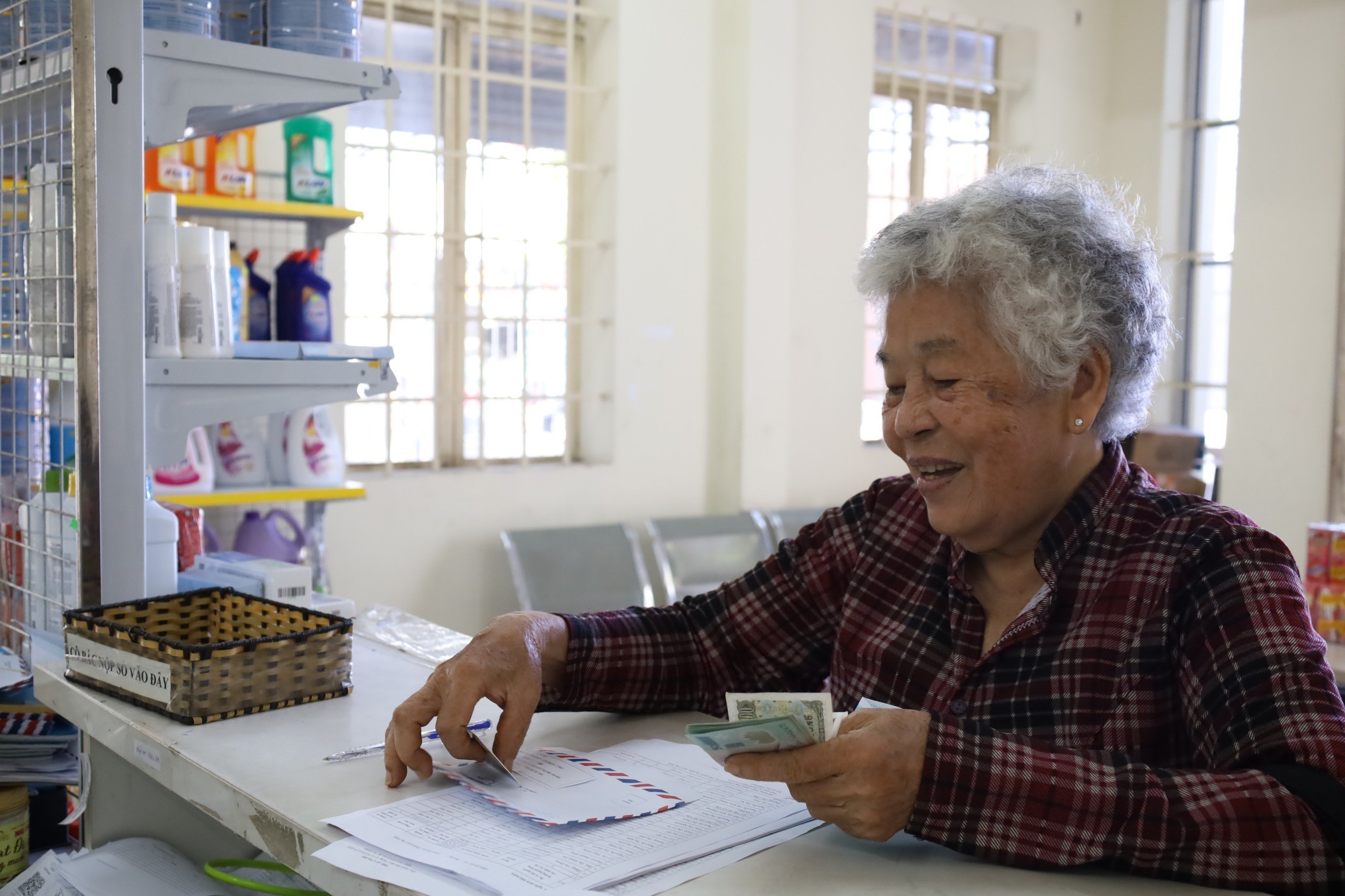 Việc chi trả các chế độ bảo hiểm vẫn diễn ra bình thường trong quá trình chuyển đổi mô hình hoạt động của Bảo hiểm xã hội. Ảnh minh họa.
