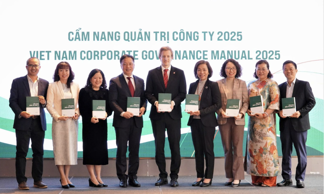 Lễ ra mắt Cẩm nang Quản trị công ty 2025 tại Hà Nội.