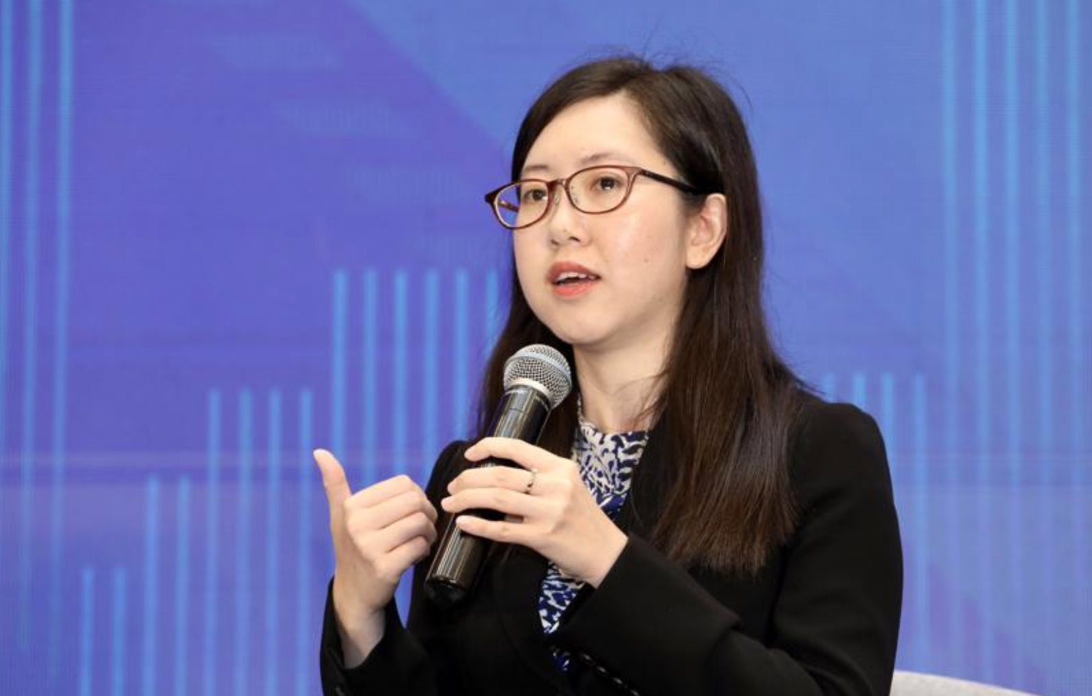 B&agrave; Đặng Nguyệt Minh, Gi&aacute;m đốc khối nghi&ecirc;n cứu của C&ocirc;ng ty Quản l&yacute; quỹ Dragon Capital.