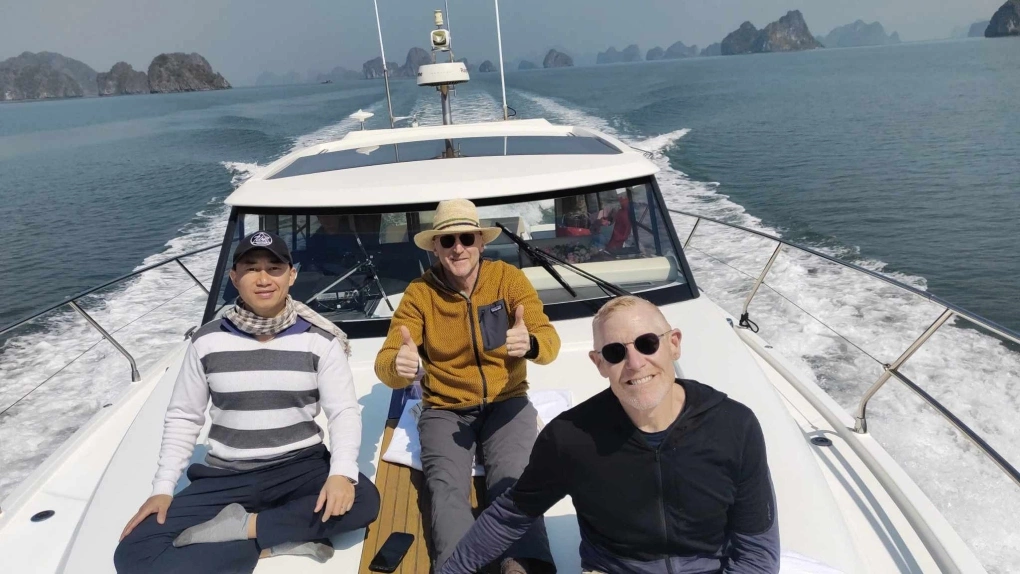 Hai triệu phú trong lĩnh vực tài chính Mỹ Jeff Grinspoon và Jon Thomas Foley du lịch vịnh Hạ Long và vịnh Bái Tử Long, sáng 11/2/2025.