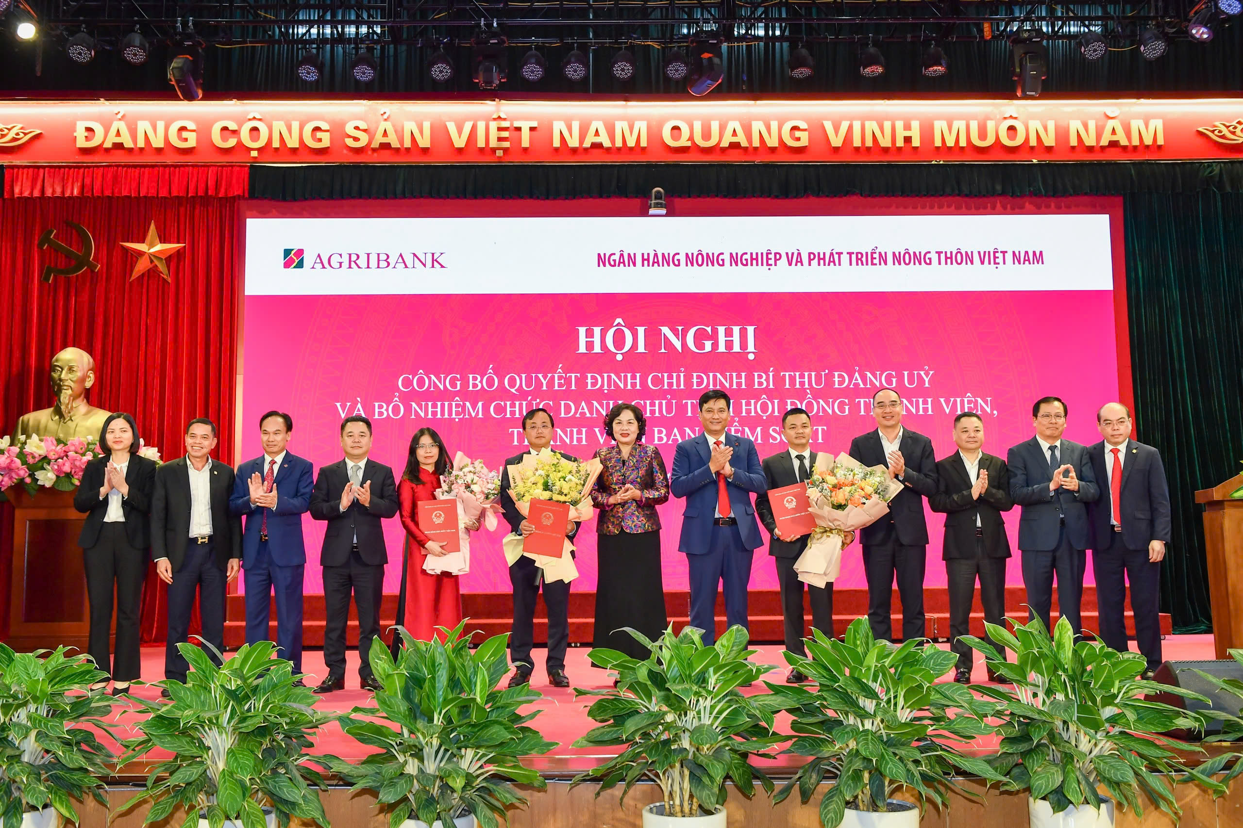 Thống đốc Ngân hàng Nhà nước trao quyết định cho các nhân sự cấp cao tại Agribank.