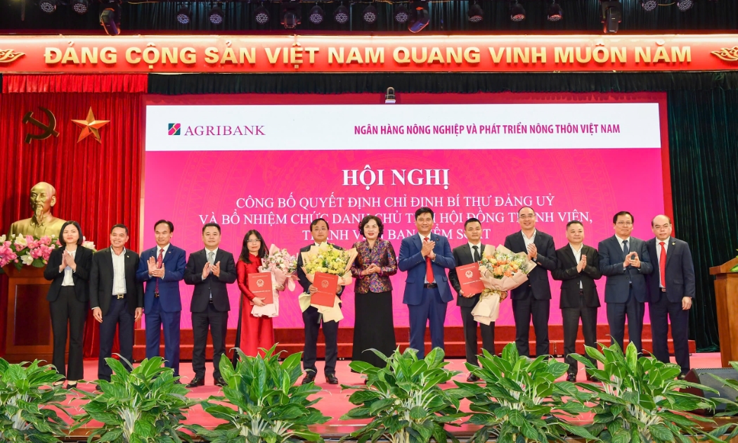 Thống đốc Ngân hàng Nhà nước trao quyết định cho các nhân sự cấp cao tại Agribank.