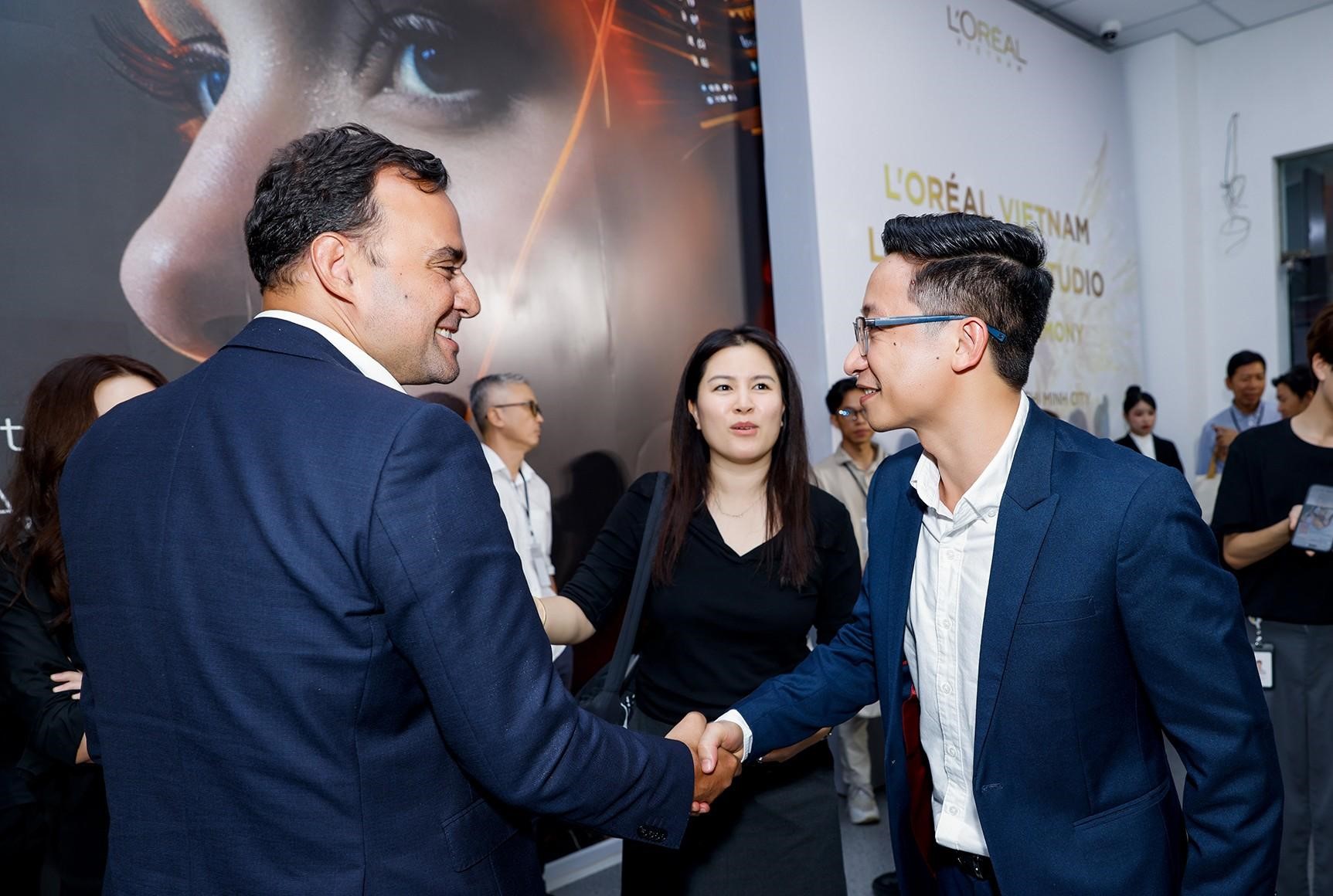 &Ocirc;ng Trương C&ocirc;ng Th&agrave;nh - Founder & CEO Ecomobi ch&agrave;o đ&oacute;n c&aacute;c kh&aacute;ch mời Cấp cao từ tập đo&agrave;n L&rsquo;Or&eacute;al. Nguồn: Ecomobi.