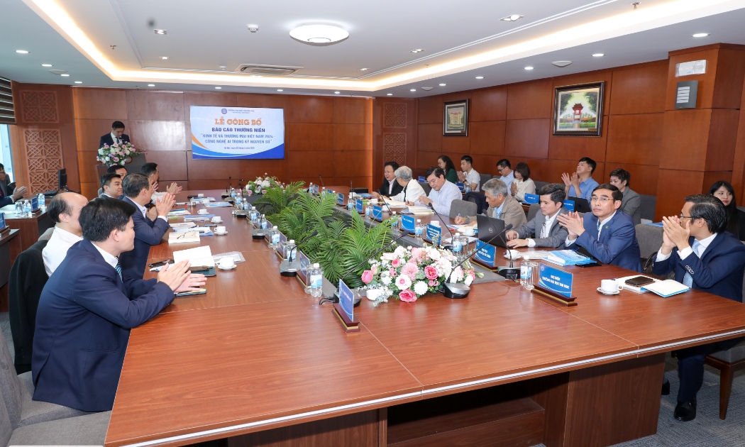 Các nhà nghiên cứu có mặt trong buổi lễ công bố “Báo cáo thường niên Kinh tế và thương mại 2024- Công nghệ AI trong kỷ nguyên số”.