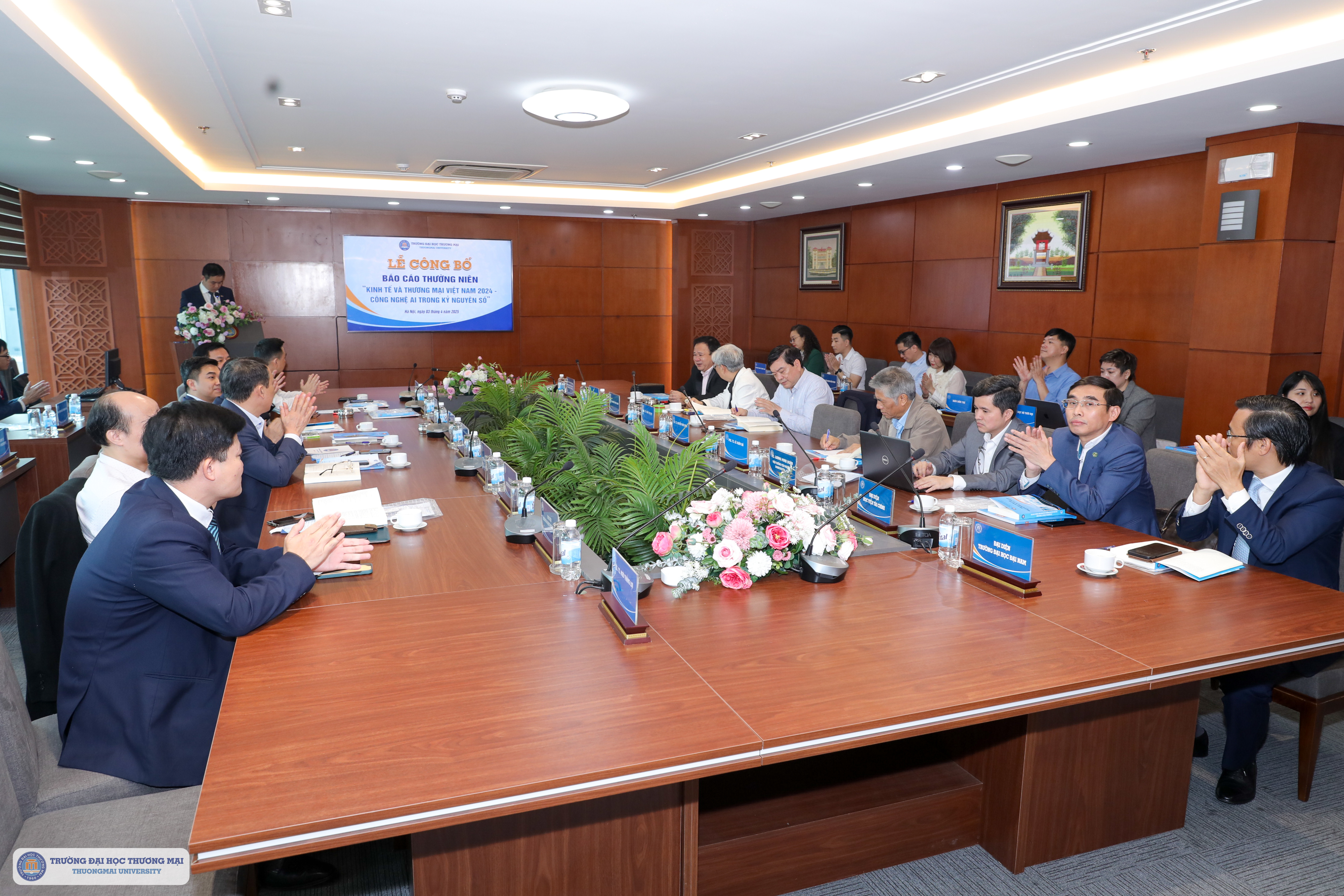 Các nhà nghiên cứu có mặt trong buổi lễ công bố “Báo cáo thường niên Kinh tế và thương mại 2024- Công nghệ AI trong kỷ nguyên số”.  