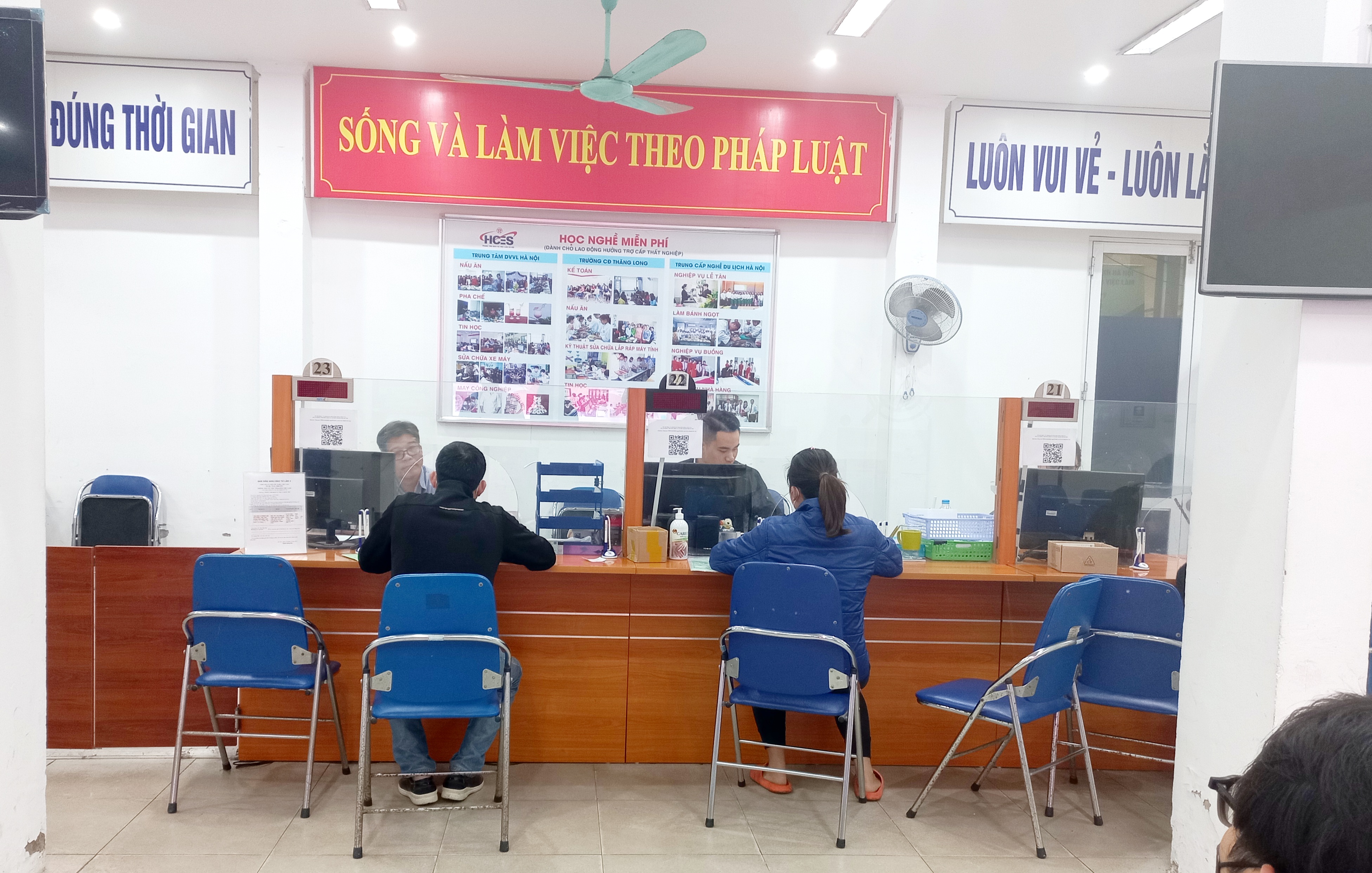 Người lao động l&agrave;m thủ tục hưởng trợ cấp thất nghiệp tại H&agrave; Nội. Ảnh: Nhật Dương.