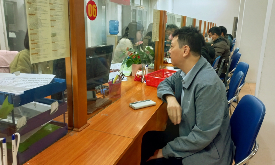 Lao động làm thủ tục hưởng chế độ liên quan đến bảo hiểm tại Hà Nội. Ảnh: Nhật Dương.