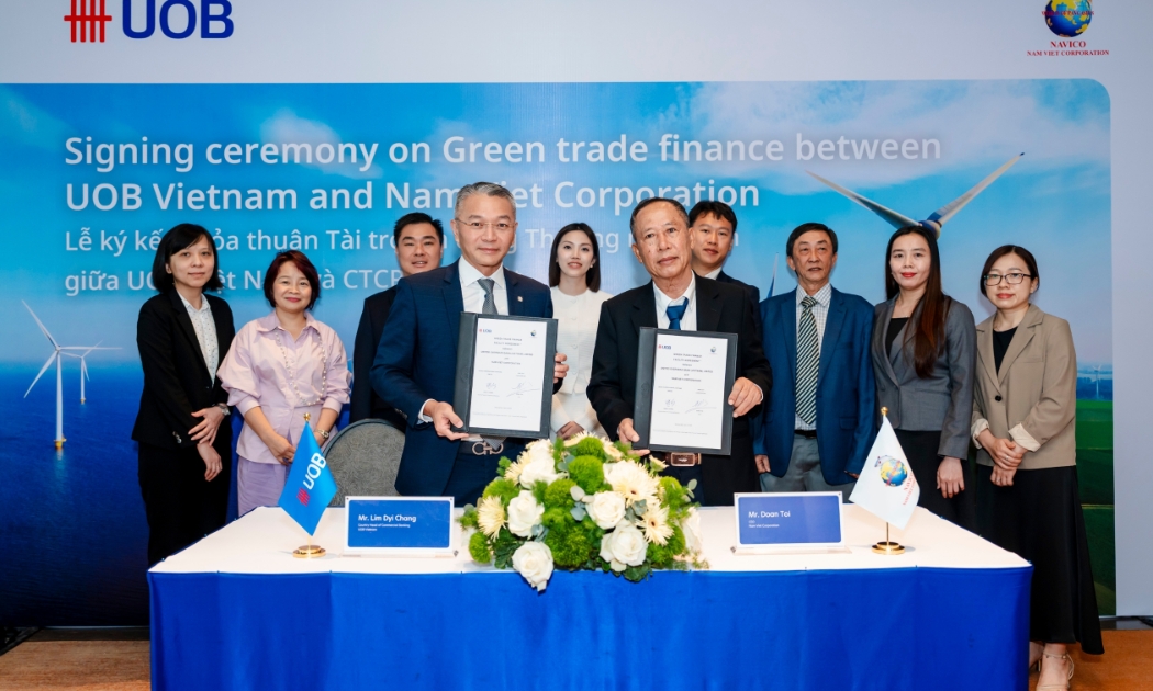 Ông Lim Dyi Chang, Giám đốc Khối Khách hàng Doanh nghiệp, Ngân hàng UOB Việt Nam (bên trái) và ông Doãn Tới, Tổng Giám đốc NAVICO (bên phải) trong buổi lễ ký kết tại TP.HCM.