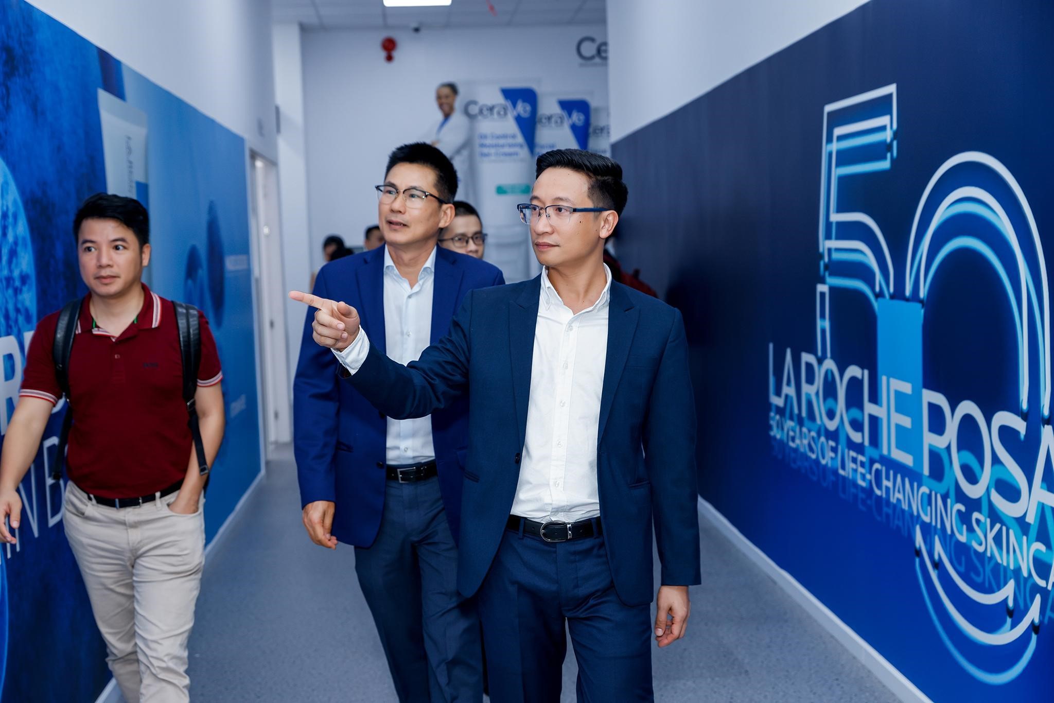 CEO Ecomobi cùng đoàn khách mời tham quan không gian tại L'Oréal Vietnam Livestream Studio. Nguồn: Ecomobi.