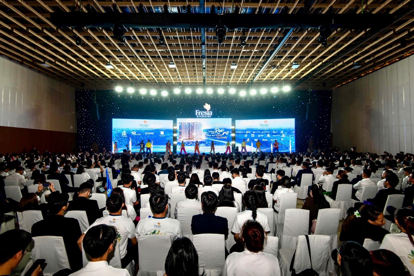 Lễ kick-off dự &aacute;n Fresia Riverside quy tụ hơn 1000 chiến binh kinh doanh - Ảnh: EXIMRS.