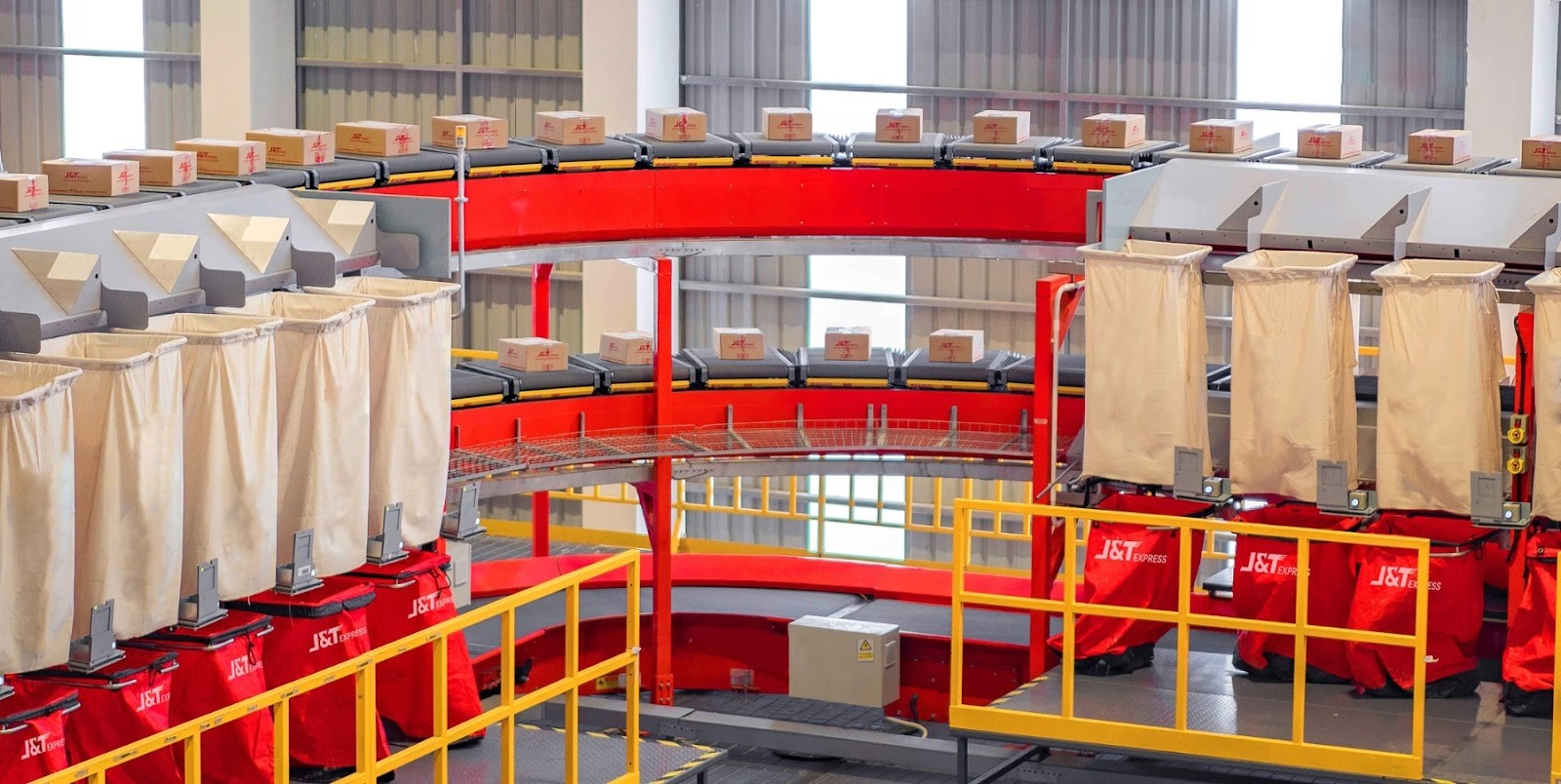 Hình ảnh túi tái sinh với chất liệu bền bỉ, thân thiện với môi trường được J&T Express sử dụng tại Trung tâm trung chuyển.