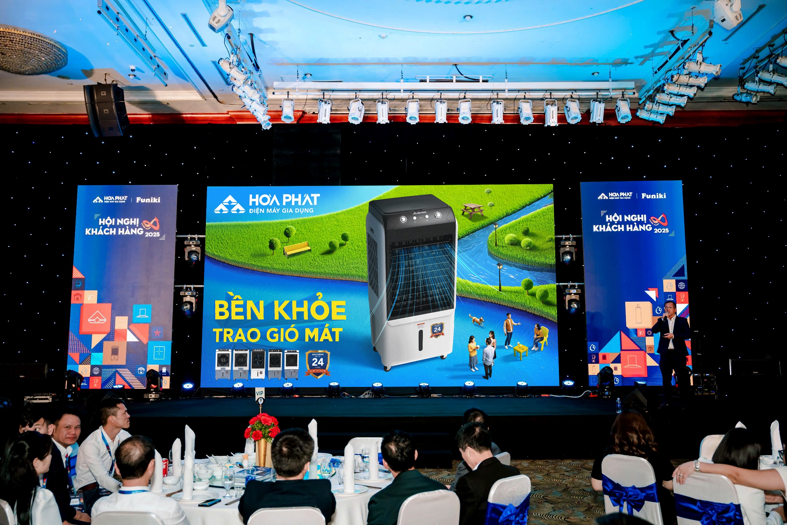 Bộ sưu tập M&aacute;y l&agrave;m m&aacute;t kh&ocirc;ng kh&iacute; H&ograve;a Ph&aacute;t mới được ra mắt kh&aacute;ch h&agrave;ng trong chuỗi sự kiện Hội nghị kh&aacute;ch h&agrave;ng 2025 diễn ra tr&ecirc;n 10 tỉnh th&agrave;nh khắp to&agrave;n quốc.
