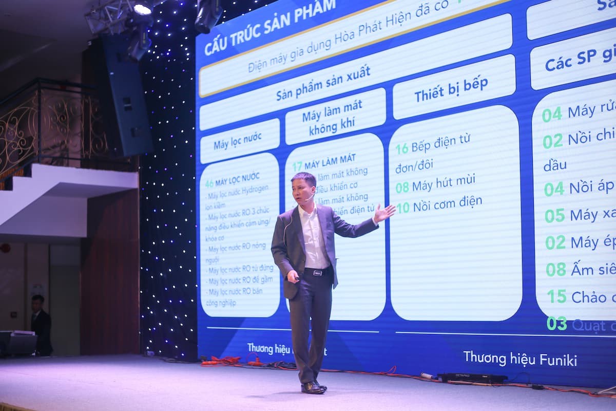 Ông Lê Tuấn Anh, Giám đốc Công ty Điện máy Gia dụng Hòa Phát Hà Nam chia sẻ thông tin về các sản phẩm máy làm mát mới.