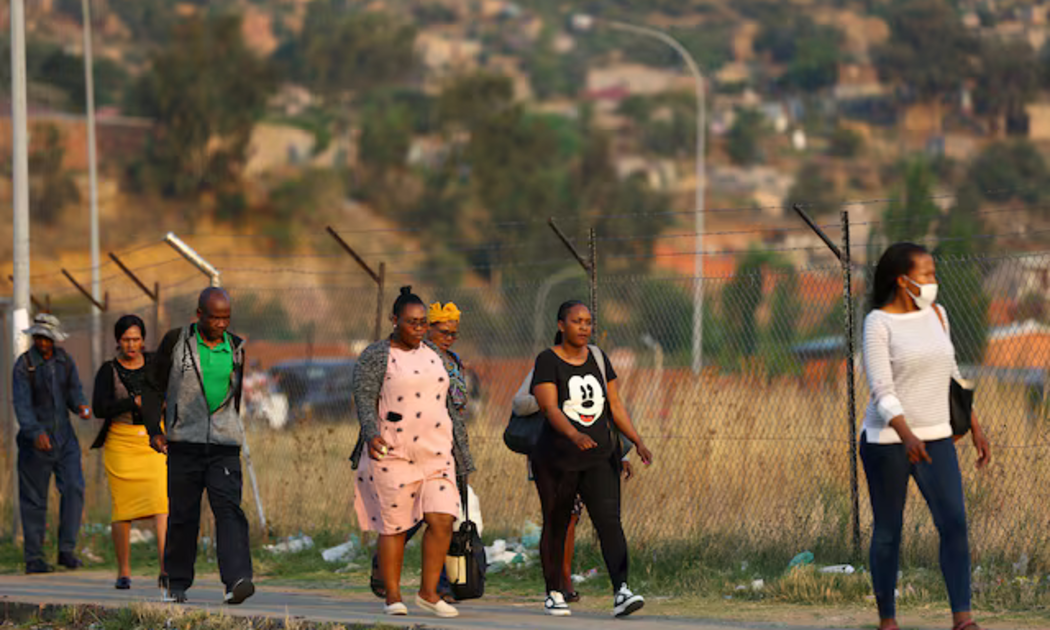 Công nhân tại một nhà máy ở thủ đô Maseru, Lesotho, trở về nhà sau ca làm việc - Ảnh: Reuters