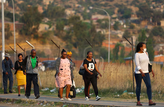 Công nhân tại một nhà máy ở thủ đô Maseru, Lesotho, trở về nhà sau ca làm việc - Ảnh: Reuters